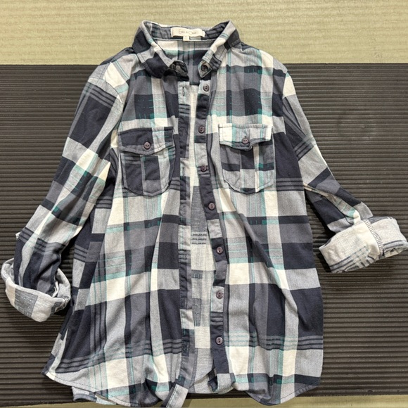 Eden & Olivia Tops - Ladies Eden & Olivia button up shirt Size M
